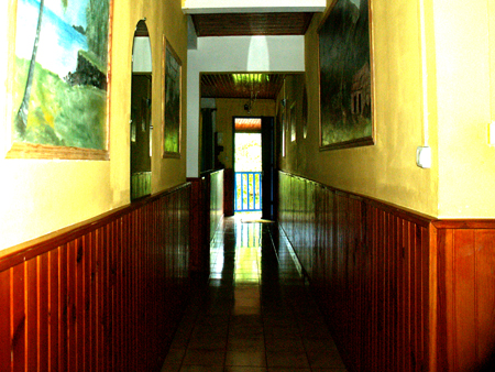 couloir avec peinture murale creole du F4